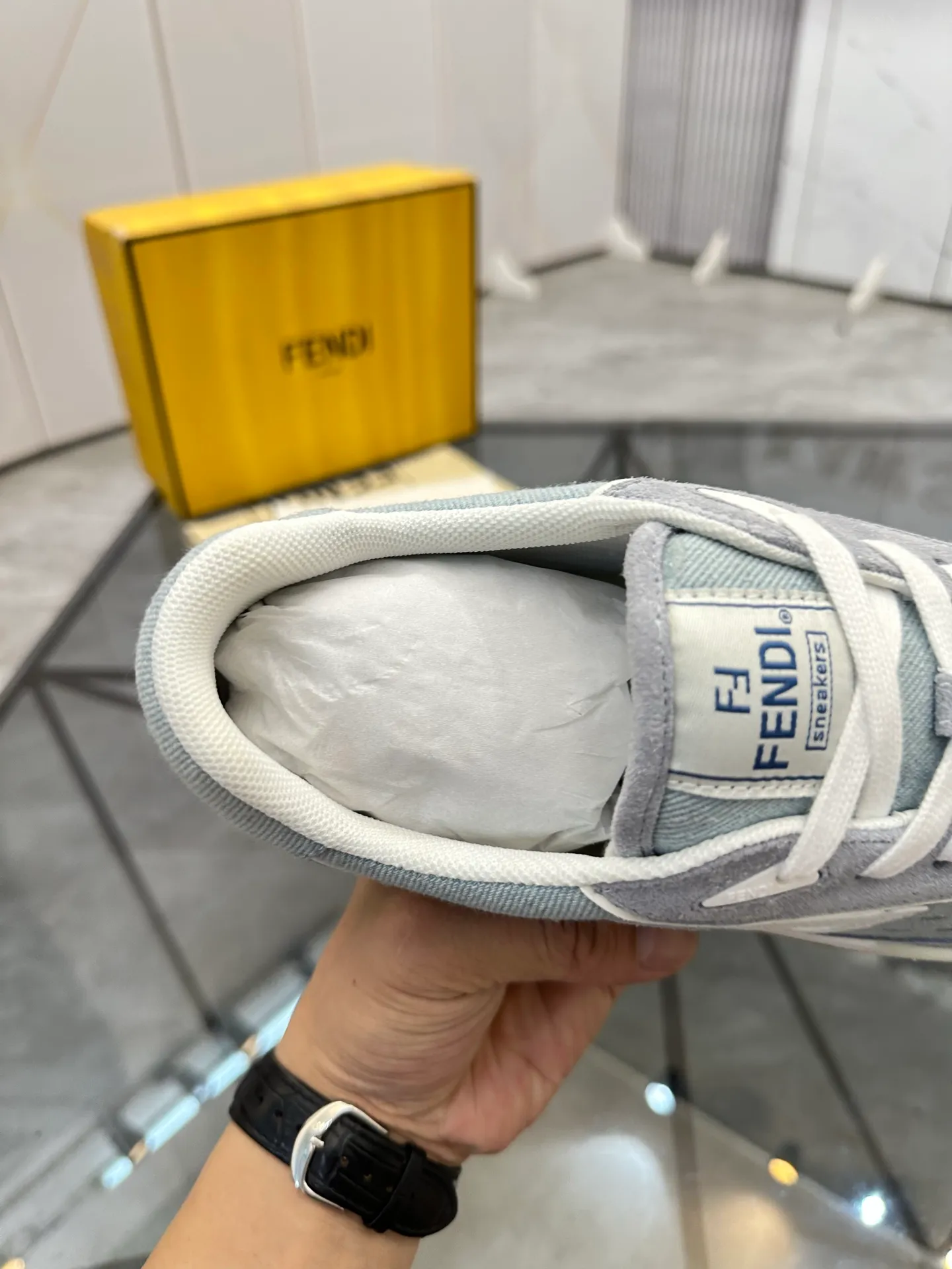 Selling men's shoes 💰: 💰P620¥ Top quality Product trademark: Fendi* "Fendi*" low-top casual shoes Regular size: 35-44 (can be customized to 38.45.46) Product material: imported first-layer nubuck leather upper, breathable lining, original outsole. No.:H208